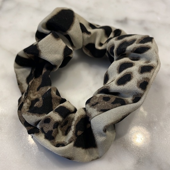 Noir Set of 3 Ombré Leopard Print Hair Scrunchies - Picture 7 of 8